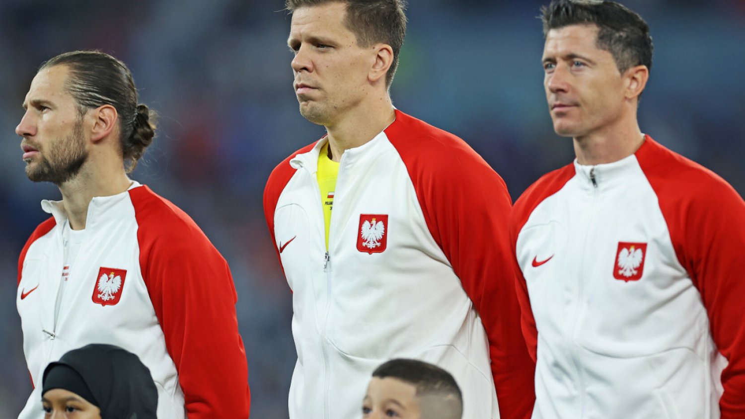 Wojciech Szczęsny (w środku) był najlepszym zawodnikiem reprezentacji Polski podczas mundialu w Katarze.