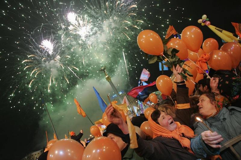 28.12.2004 – mieszkańcy Kijowa świętują zwycięstwo Wiktora Juszczenki i Pomarańczowej Rewolucji. Dziś na Ukrainie takiego entuzjazmu już brakuje.