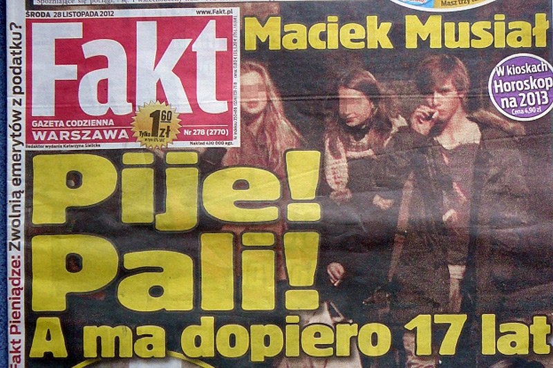 Tabloid "Fakt" piętnuje aktora Macieja Musiała znanego z serialu "Rodzinka.pl" za picie alkoholu przed 18-tką.