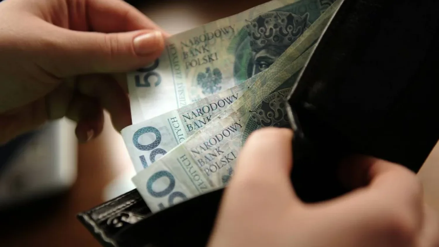 Miliony Polaków dostaną po 240 zł w prezencie od rządu Miliony Polaków dostaną po 240 zł w prezencie od rządu
