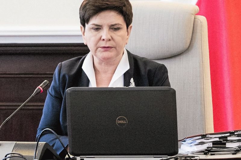 W nocy premier Beata Szydło postawiła na Twitterze pytanie, które chyba miało być jedynie retoryczne. Polacy udzielili jej jednak bardzo konkretnych odpowiedzi.
