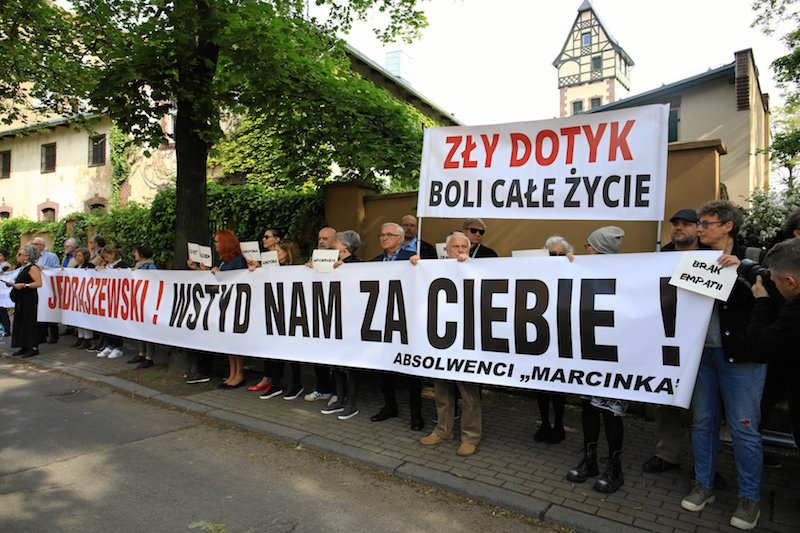 W Poznaniu absolwenci liceum w czasie mszy protestowali przeciwko obecności abp Marka Jędraszewskiego.