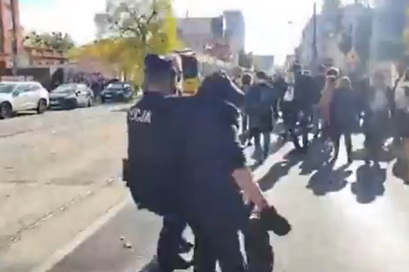 Policjant brutalnie interweniował na proteście w Łodzi.