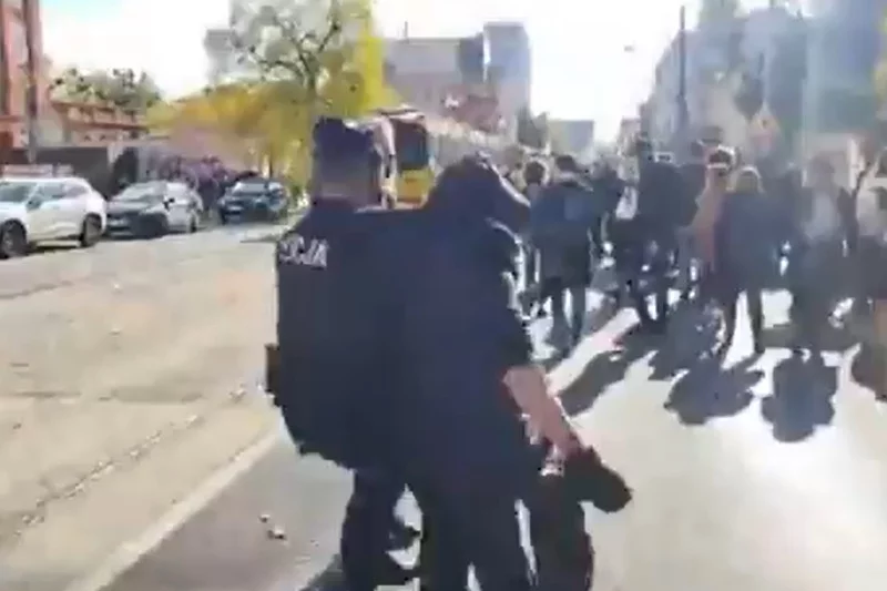 Policjant brutalnie interweniował na proteście w Łodzi.