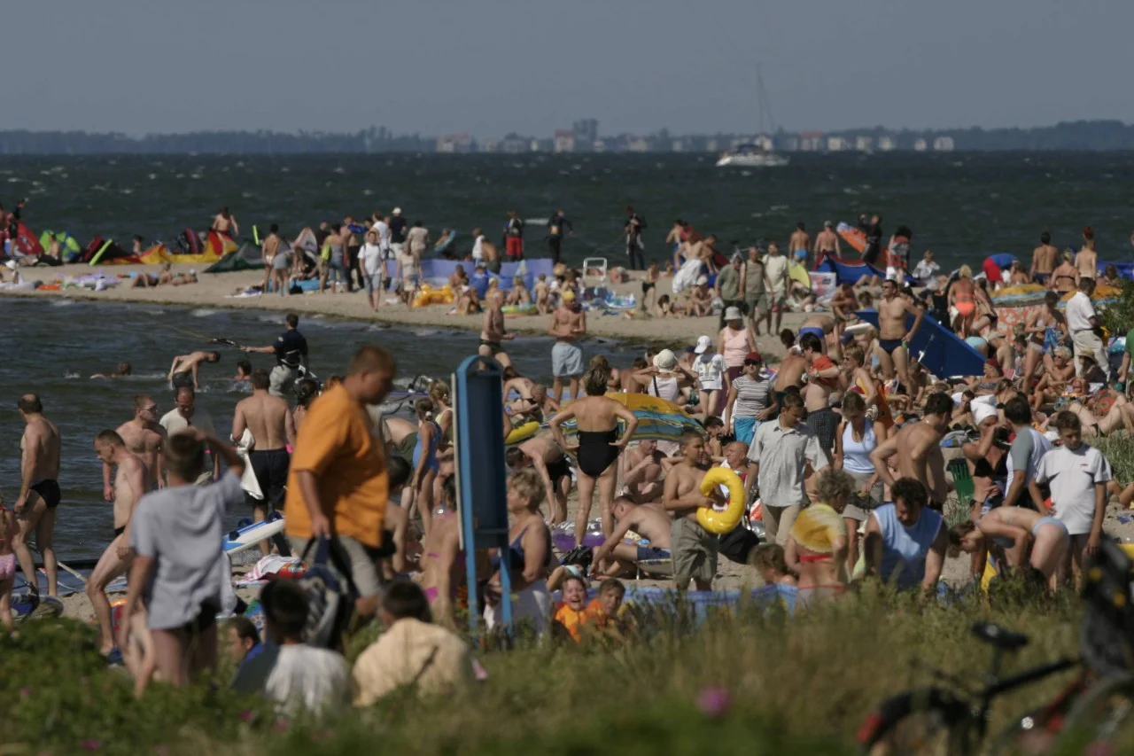 Liczba plażowiczów nad polskim morzem ma być ograniczona do jednej trzeciej. Takie informacje podaje nieoficjalnie RMF FM. Liczba plażowiczów nad morzem może być drastycznie ograniczona w związku z epidemią koronawirusa.