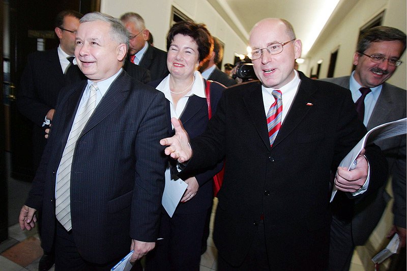 10 lat temu PiS i PO były ze sobą w świetnych stosunkach. Tuż po wyborach parlamentarnych wydawało się, że zawarcie między nimi wielkiej koalicji to formalność.
