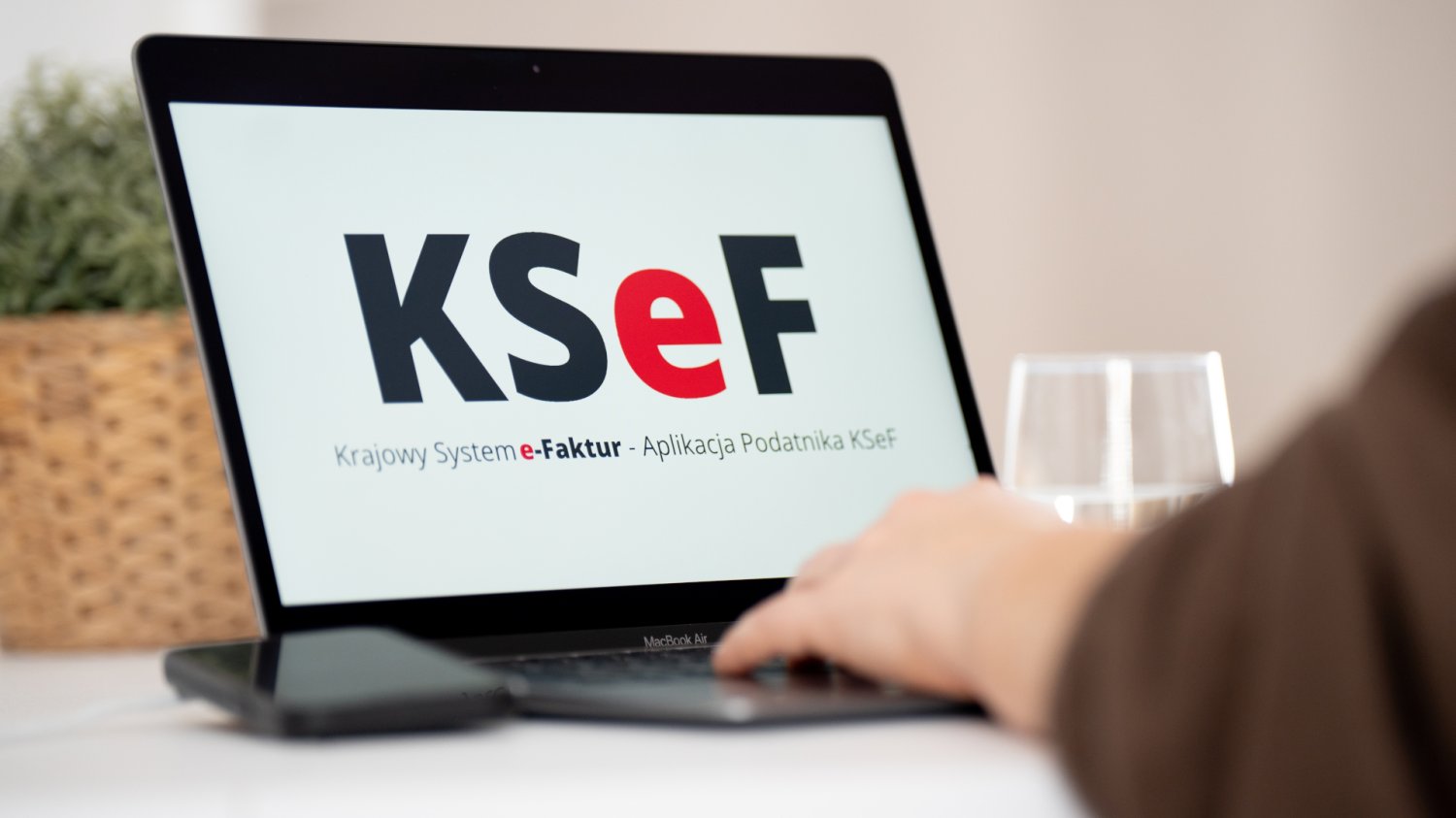Znak logo KSeF Krajowy System e-Faktur na ekranie komputera przenośnego. 20 maja pierwsze rozliczenie