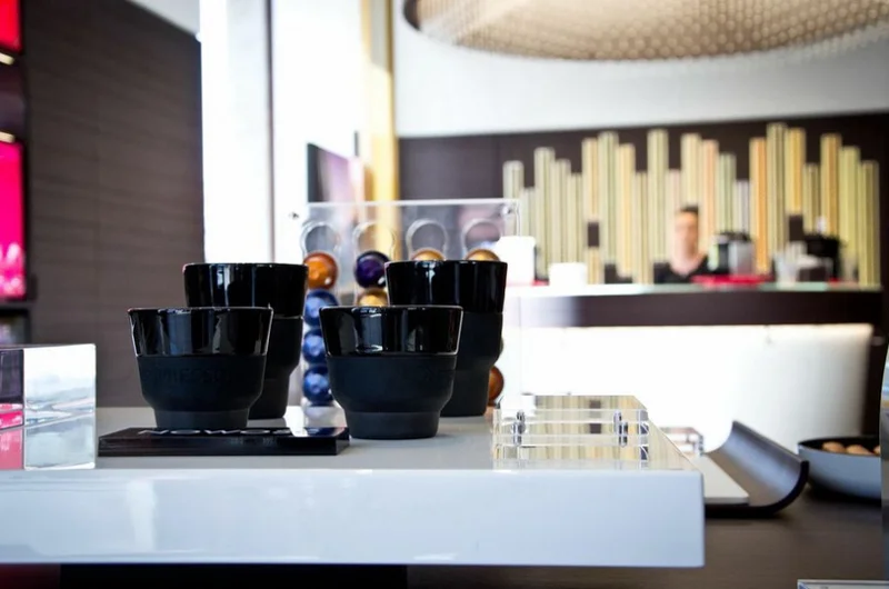 W butikach Nespresso w specjalnej strefie degustacji można skosztować nowości oferowanych na kawowym rynku