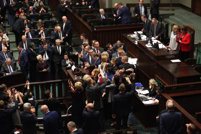Posłowie opozycji przyłączyli się do protestu dziennikarzy blokując sejmową mównicę.