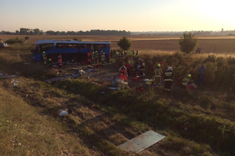 Na A1 pod Gdańskiem z nieznanych przyczyn z drogi wypadł autokar z dziećmi.