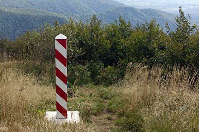 Mieszkaniec Janowic Wielkich na Dolnych Śląsku zadzwonił na policję po tym, jak ujrzał... Maltańczyków zwiedzających okolicę.