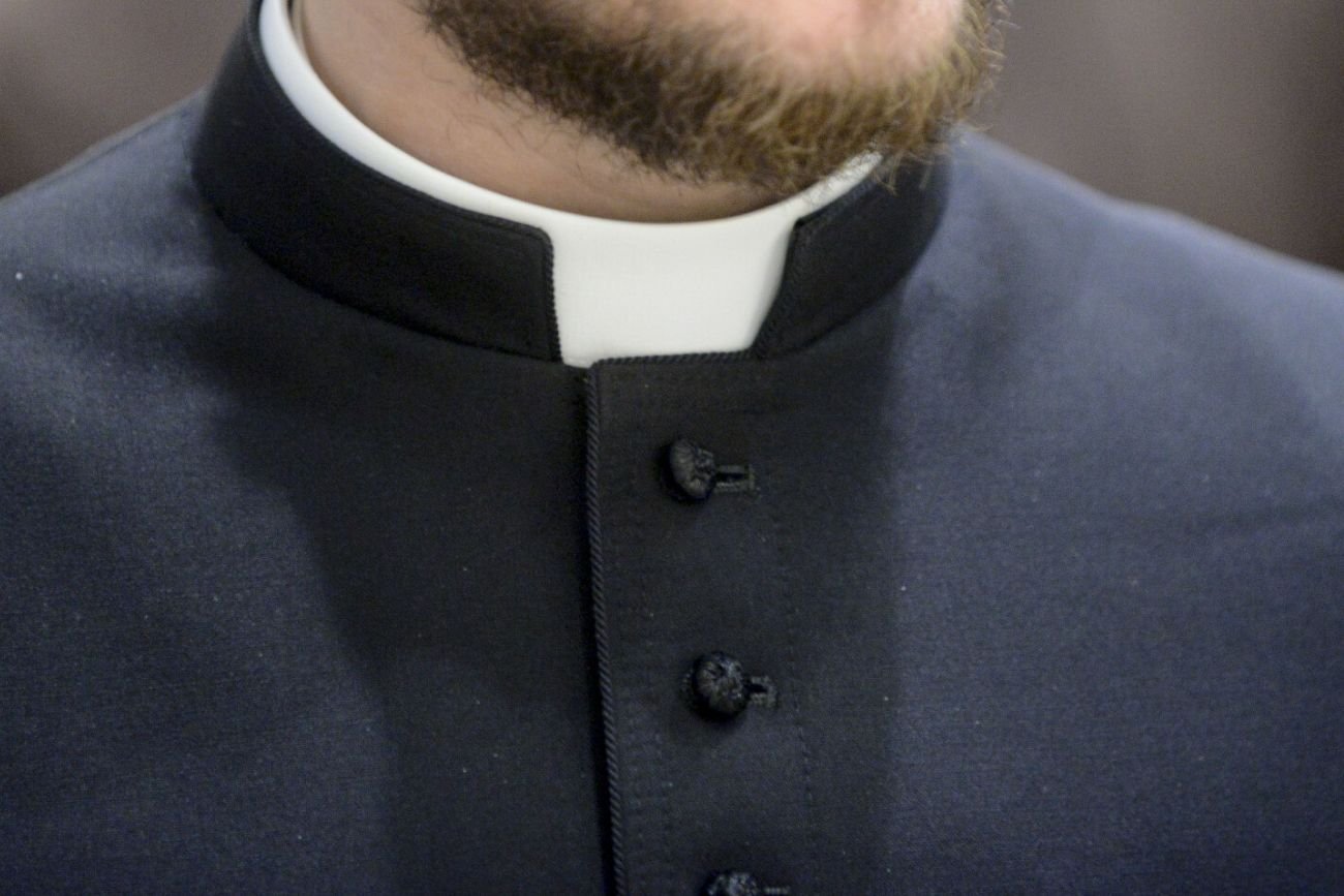Duchowny usłyszał zarzuty doprowadzenia nieletniej do poddania się innej czynności seksualnej (zdjęcie ilustracyjne)