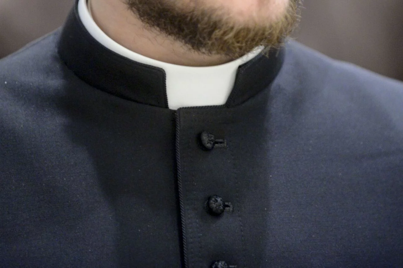 Duchowny usłyszał zarzuty doprowadzenia nieletniej do poddania się innej czynności seksualnej (zdjęcie ilustracyjne)