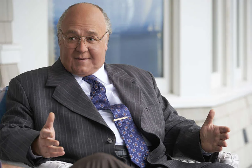 Roger Ailes jest ukazany w serialu jako bezwzględny tyran i manipulator. I to dość jednowymiarowo