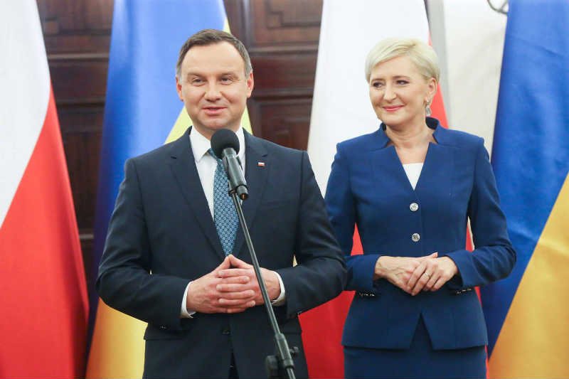 W sieci krąży zdjęcie Andrzeja Dudy. Prezydent informuje, że to nie jego studniówka, ale spotkanie wigilijne samorządu szkolnego w 1989 roku.