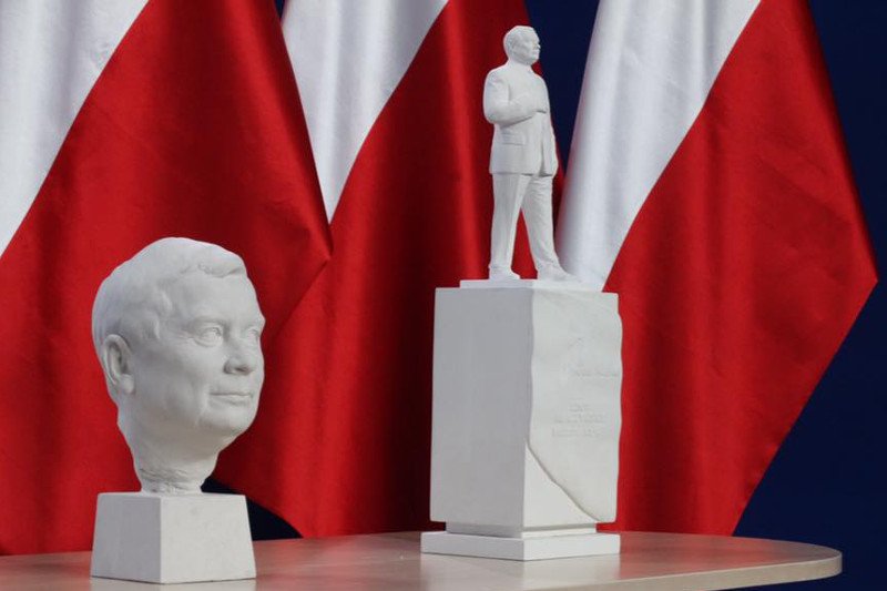 Budowa pomnika Lecha Kaczyńskiego w Warszawie nie idzie tak, jak chcieliby tego posłowie PiS.