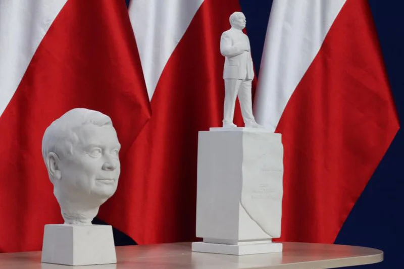 Budowa pomnika Lecha Kaczyńskiego w Warszawie nie idzie tak, jak chcieliby tego posłowie PiS.
