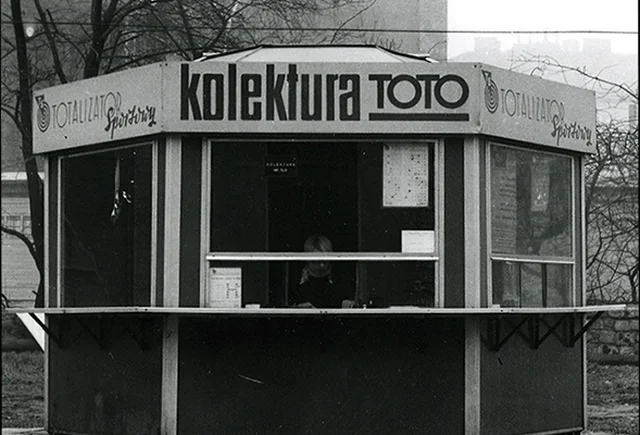 Pierwsza kolektura powstała w Warszawie u zbiegu ulic Marszałkowskiej i Wspólnej