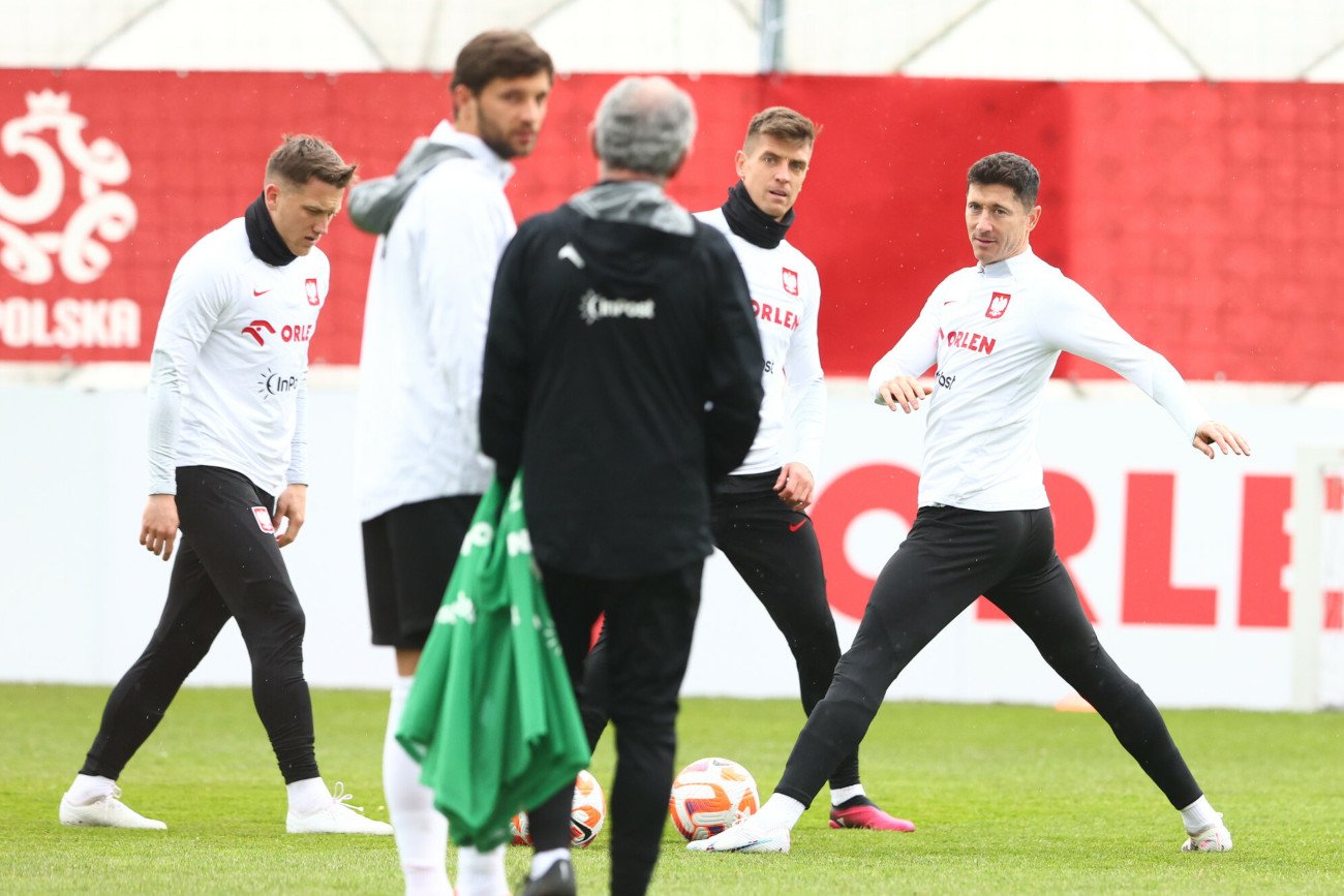 Kadrowicze od poniedziałku 20 marca trenują w Warszawie pod okiem Santosa, szykując się do meczu z Czechami.