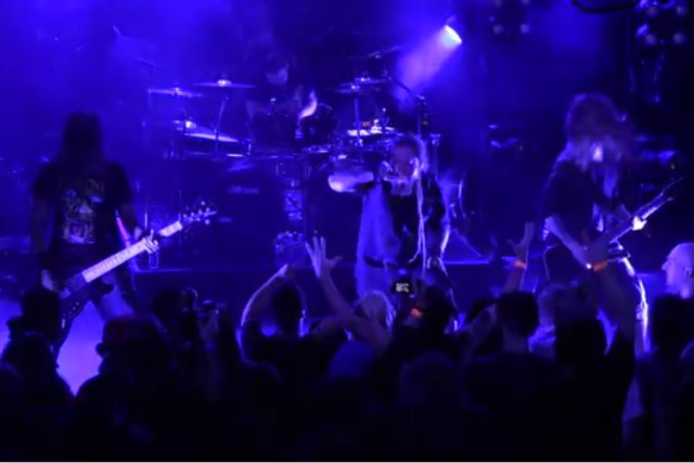 Zespół Decapitated to polska grupa deathmetalowa, która istnieje od 1996 r. Polka oskarża muzyków zespołu o gwałt.