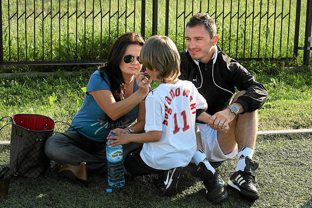 Najbardziej ufamy najbliższej rodzinie. Na zdjęciu piłkarz Marek Saganowski z rodziną na treningu akademii piłkarskiej.