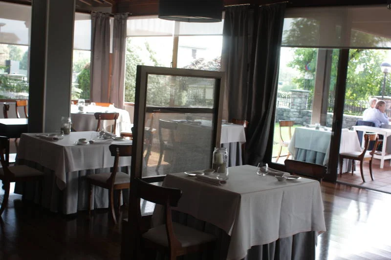 Alameda, oznacza aleję drzew. Restauracja jest położona przy alei platanów i ma piękny ogród, w którym w godzinie lunchu były tłumy