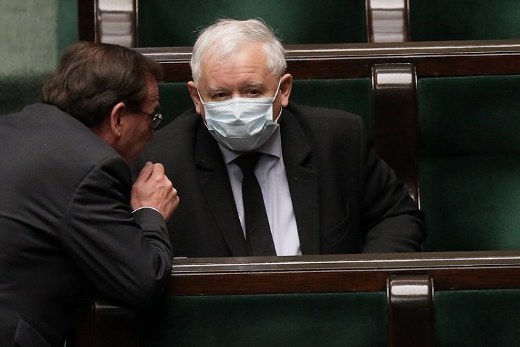 PiS traci poparcie w badaniu CBOS.