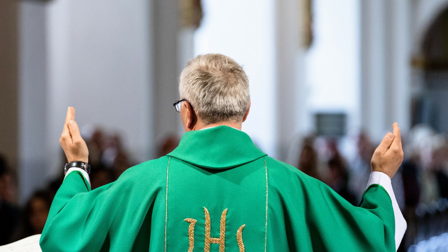 Ksiądz spod Wrocławia bardzo agresywnie domagał się zapłaty za pogrzeb.