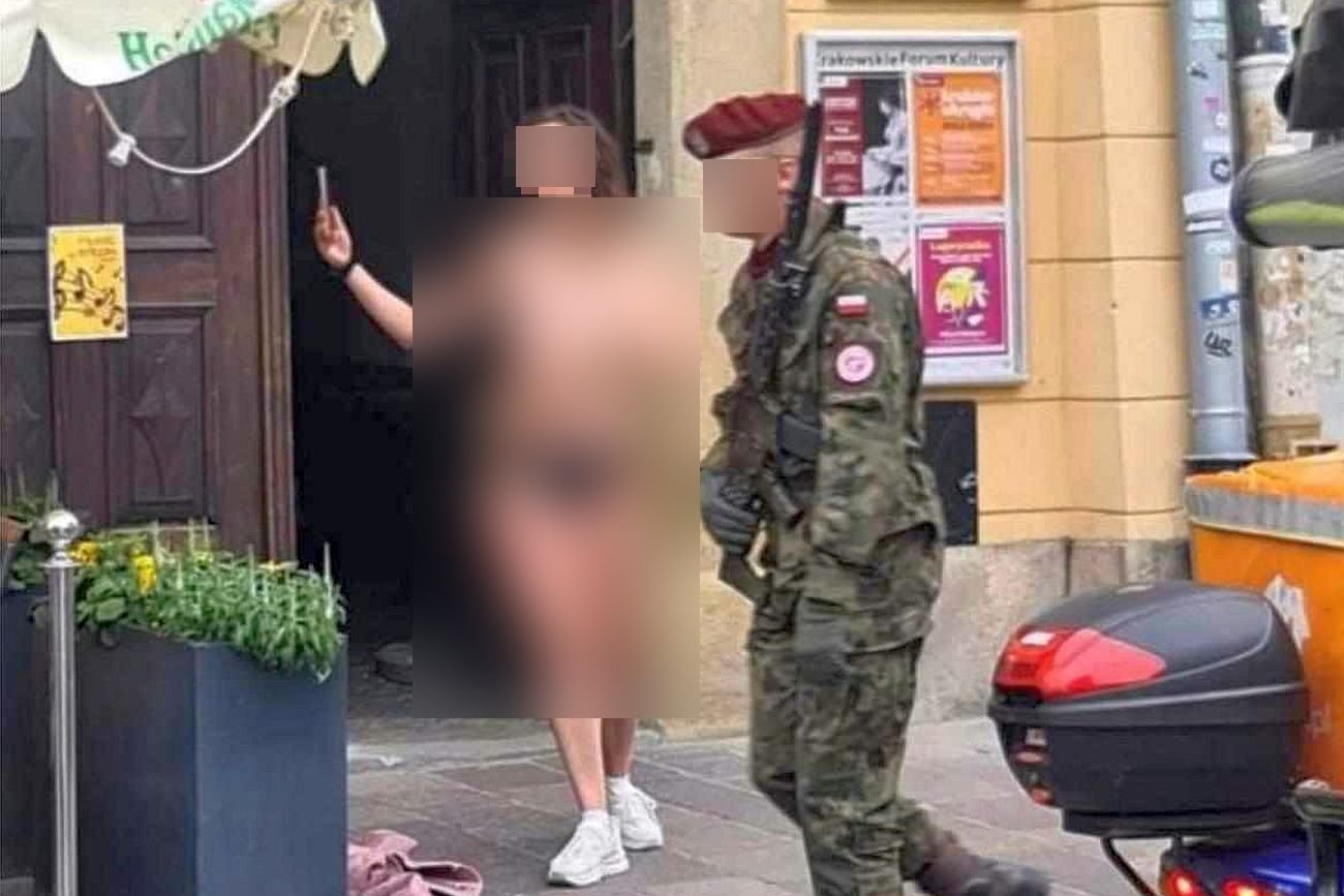 Roznegliżowana kobieta w Krakowie robiła sobie zdjęcia z paradującymi żołnierzami