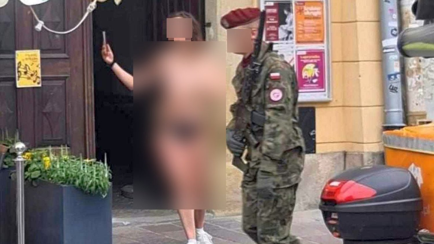 Roznegliżowana kobieta w Krakowie robiła sobie zdjęcia z paradującymi żołnierzami