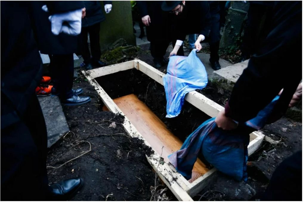 83-letni pan Ryszard z Gorzowa Wielkopolskiego zmarł w październiku z powodu zakażenia koronawirusem. Po jego śmierci zamaskowany mężczyzna wypłacił z jego konta 50 tys. złotych.