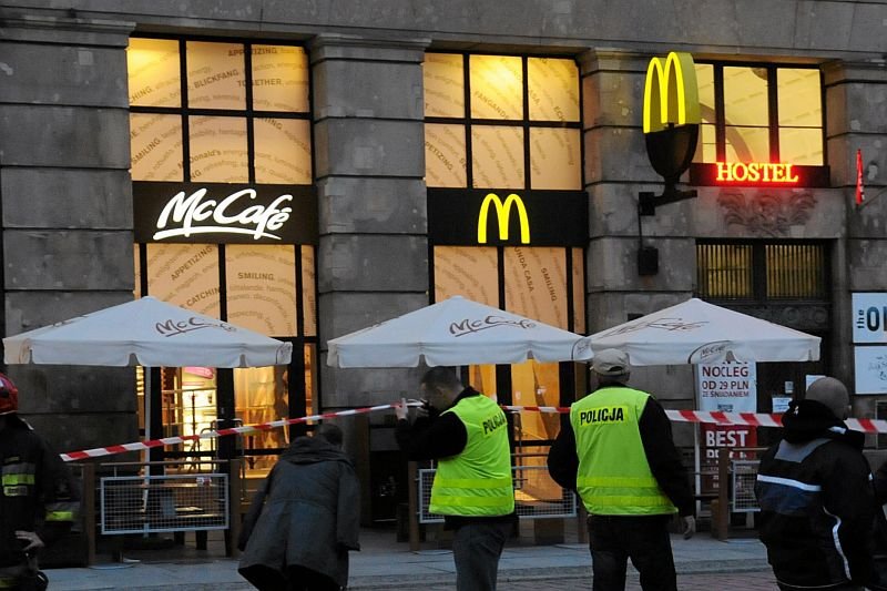 Ewakuacja restauracji McDonald's na wrocławskim rynku.