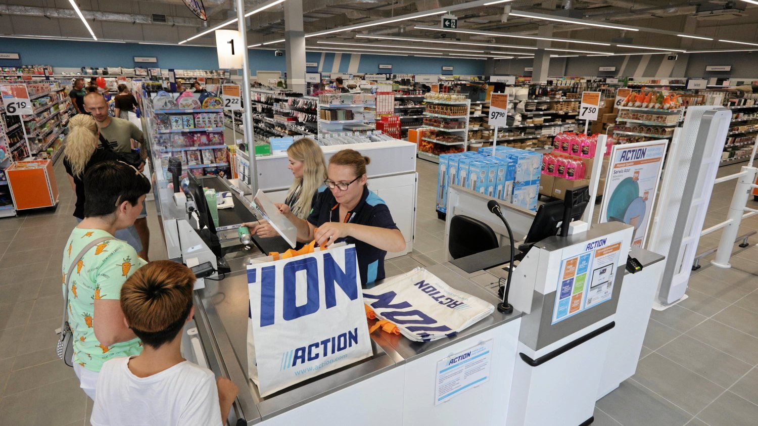 Kamerka solarna z Action sprawdzi się na złodziei. Ile kosztuje i jakie ma opinie? Kamera solarna do monitoringu z Action. Jakie ma funkcje?
