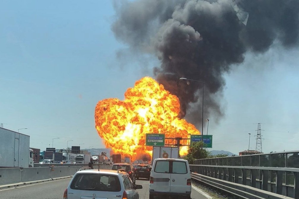 Płonie wiadukt na autostradzie niedaleko Bolonii.
