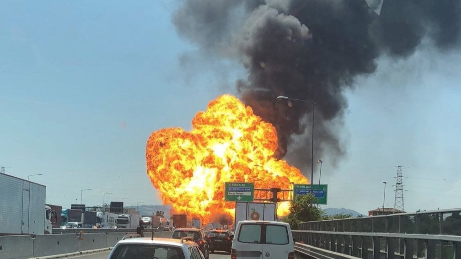 Płonie wiadukt na autostradzie niedaleko Bolonii.
