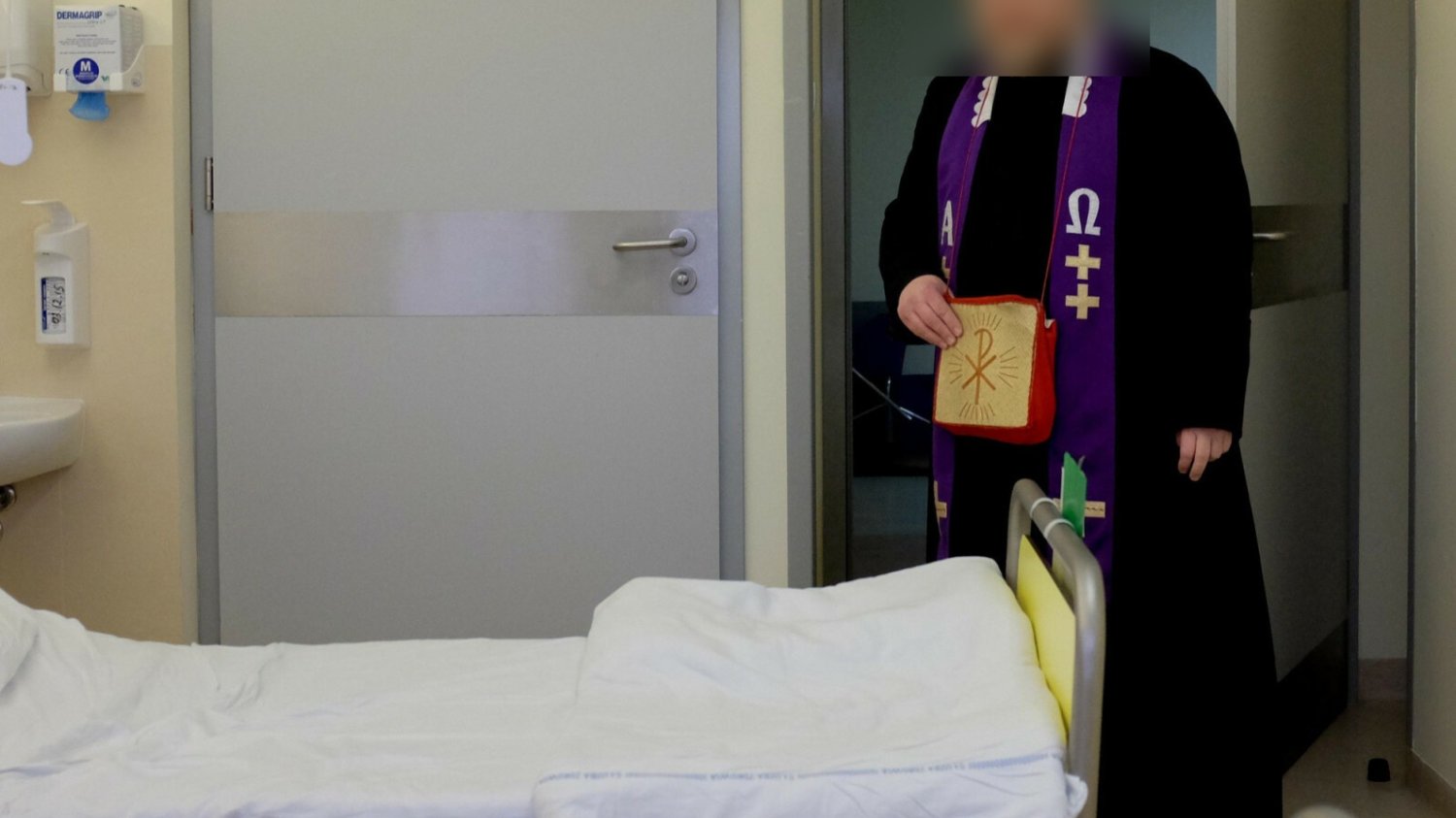 Kobiety na oddziałach położniczych często nie rozumieją, po co kręci się tam ksiądz