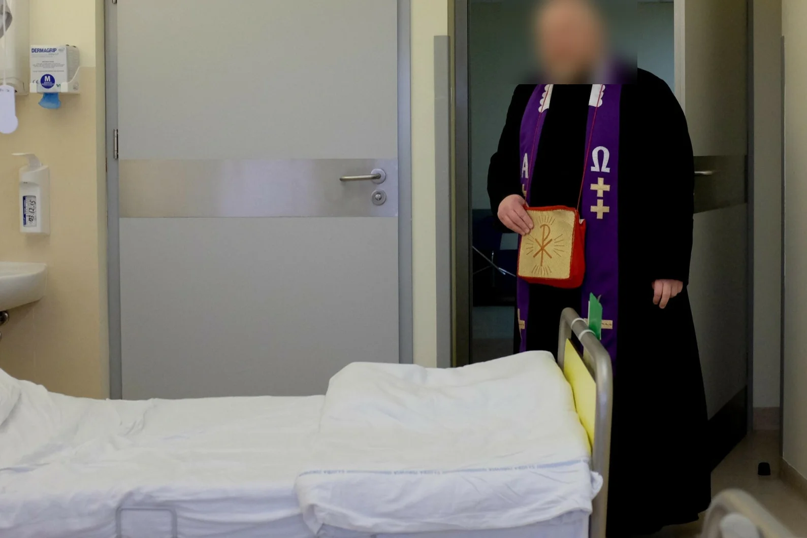 Kobiety na oddziałach położniczych często nie rozumieją, po co kręci się tam ksiądz