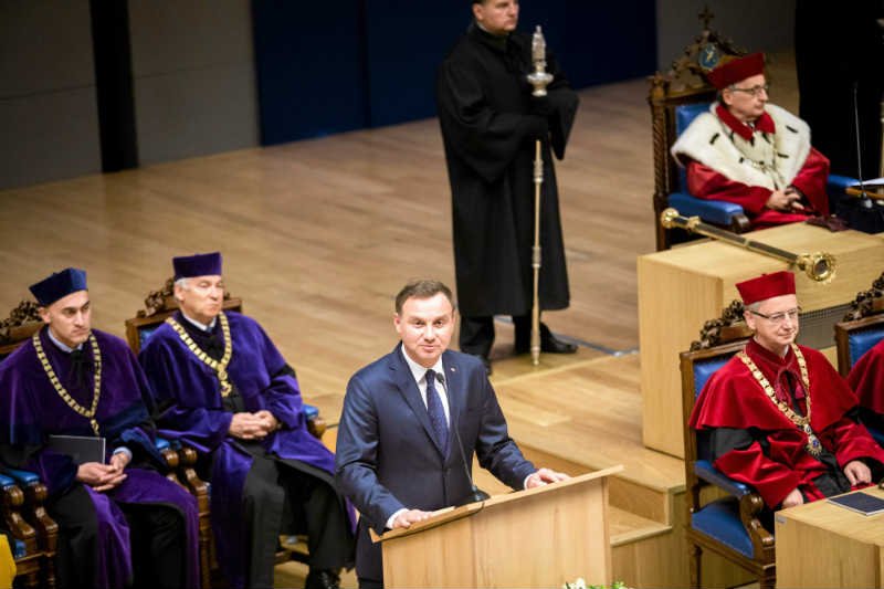 Senat UJ apeluje do prezydenta Andrzeja Dudy o mediacje. Na zdjęciu prezydent podczas inauguracji roku akademickiego UJ w 2015 r.
