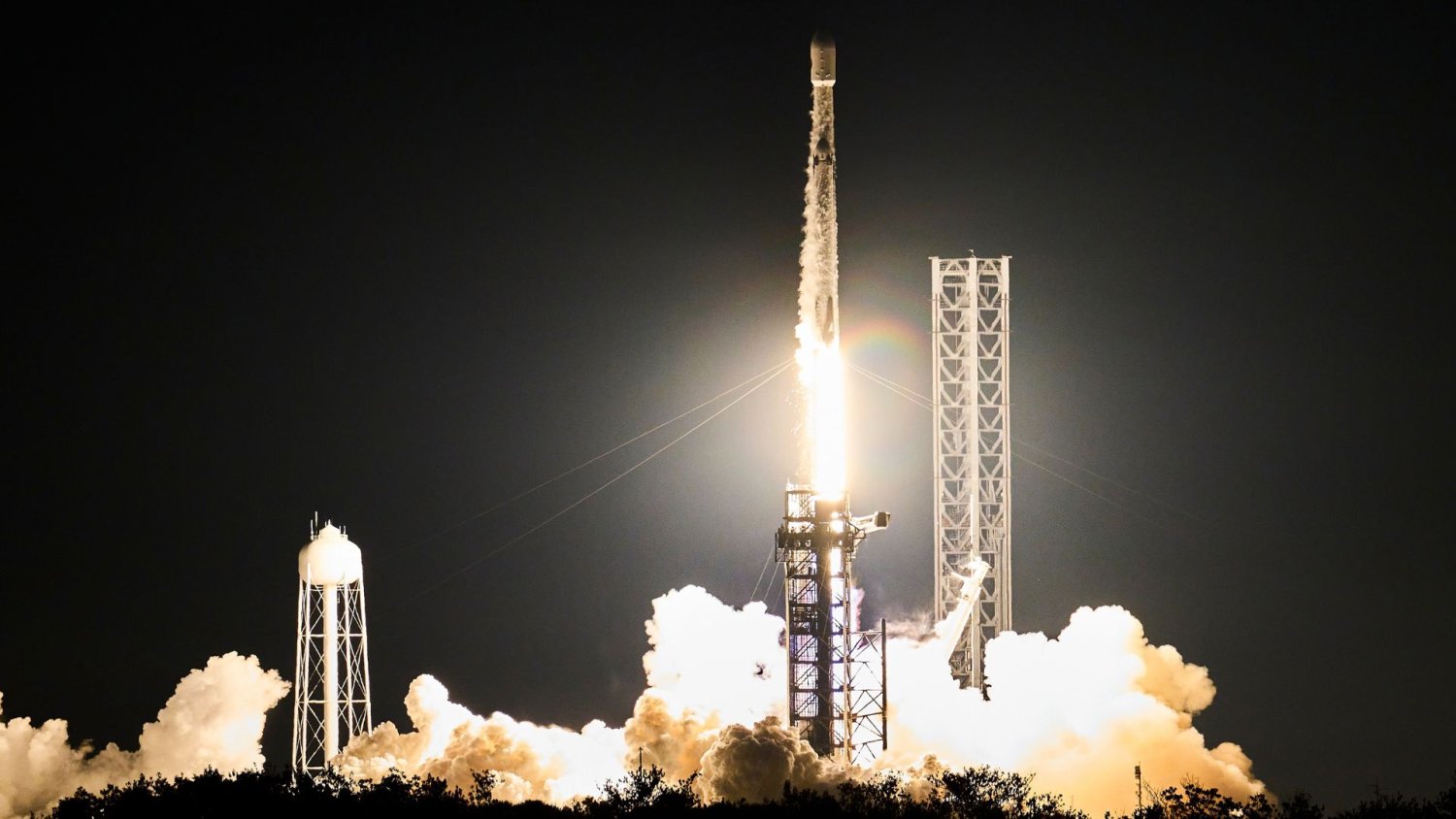 Rakieta SpaceX Elona Muska nagle wybuchła. 450 pasażerów samolotów zagrożonych