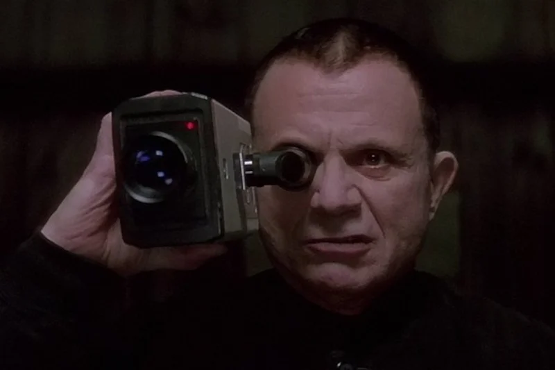 Robert Blake jako Tajemniczy Mężczyzna w filmie "Zagubiona autostrada".