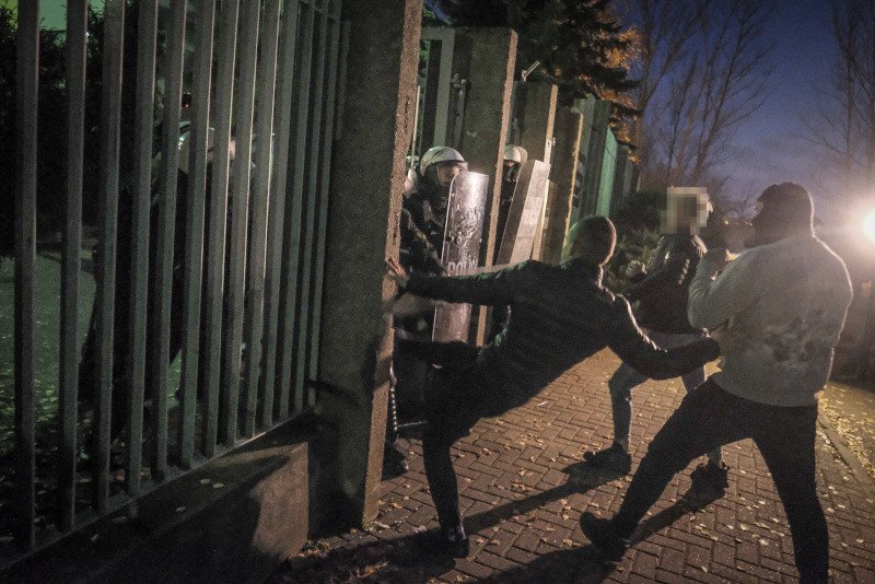 Trzech mężczyzn usłyszało zarzuty w związku z atakiem na funkcjonariuszy w trakcie niedzielnych zamieszek w Koninie.