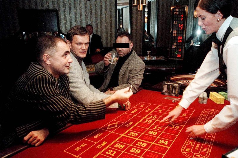 W latach 90-tych gangsterzy z Trójmiasta nie tylko straszyli miasto, ale starali się też o status celebrytów. Na zdjęciu bankiet po festiwalu filmowym w Gdyni, na którym "Nikoś" bawił się m.in. w towarzystwie aktorów.