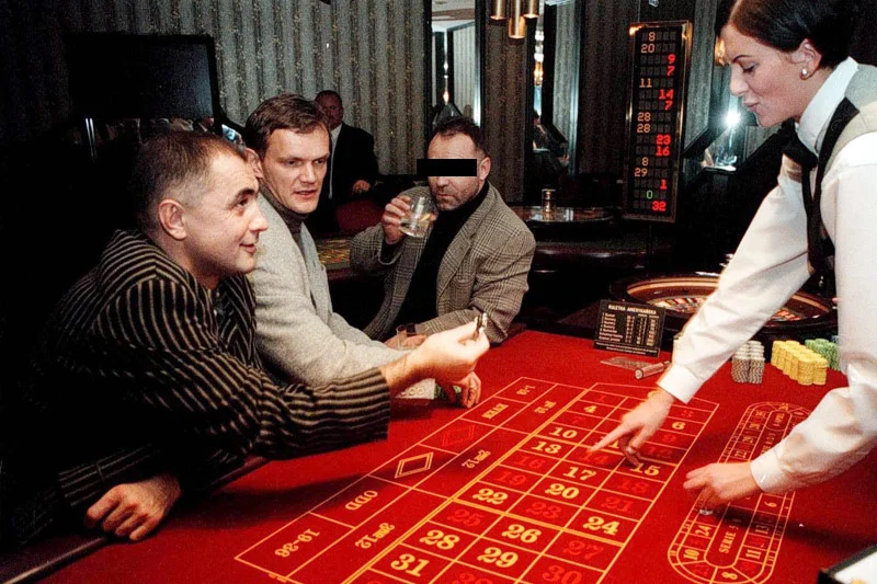 W latach 90-tych gangsterzy z Trójmiasta nie tylko straszyli miasto, ale starali się też o status celebrytów. Na zdjęciu bankiet po festiwalu filmowym w Gdyni, na którym "Nikoś" bawił się m.in. w towarzystwie aktorów.
