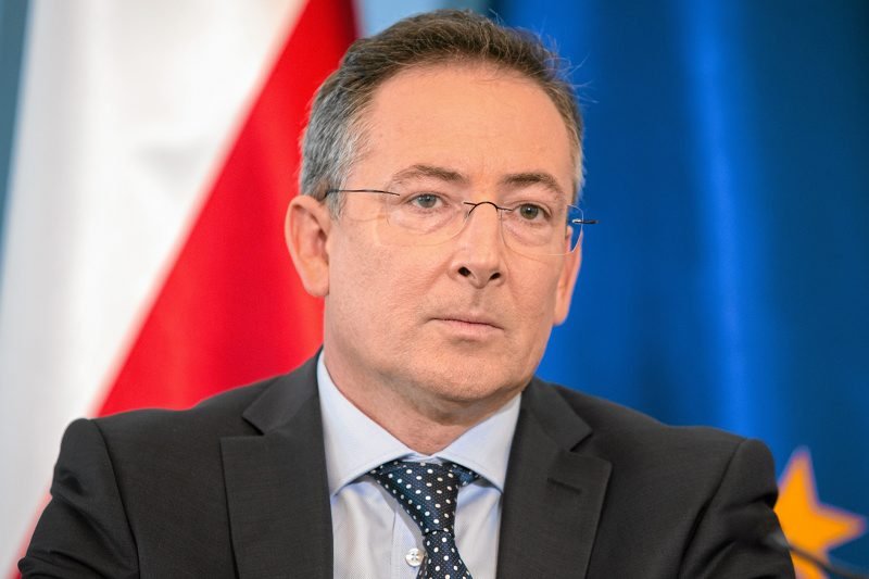 Szef MSW Bartłomiej Sienkiewicz zapowiada, że nie zwolni pracownika, który rzekomo współpracował z PiS