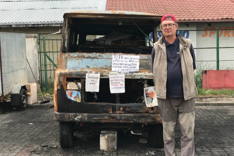 Internauci zebrali wielokrotnie więcej niż potrzeba na nowego żuka dla pana Włodka, w którym od 13 lat sprzedawał w Tczewie książki.