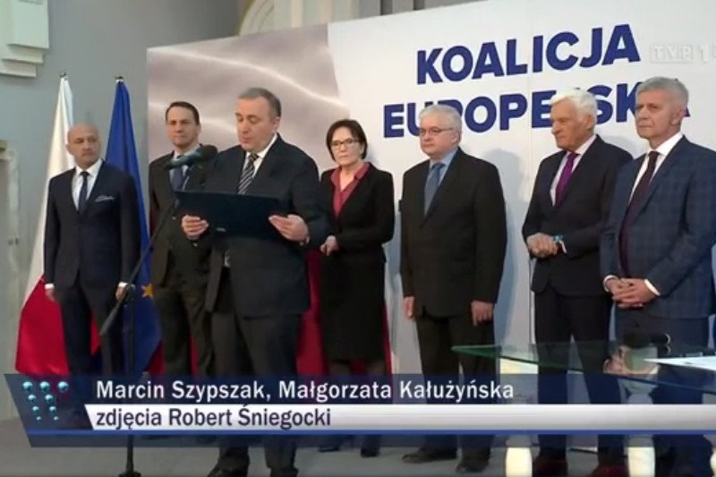 Koalicja Europejska to – zdaniem dziennikarzy TVP – "sojusz postkomunistów i osamotnionych po rozwodzie z Nowoczesną liberałów z Platformy przeciwko PiS".