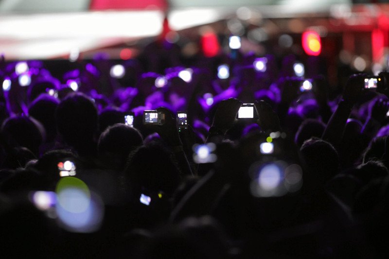 Zdjęcia z koncertów są słabej jakości, a przeszkadzają innym oglądać show.