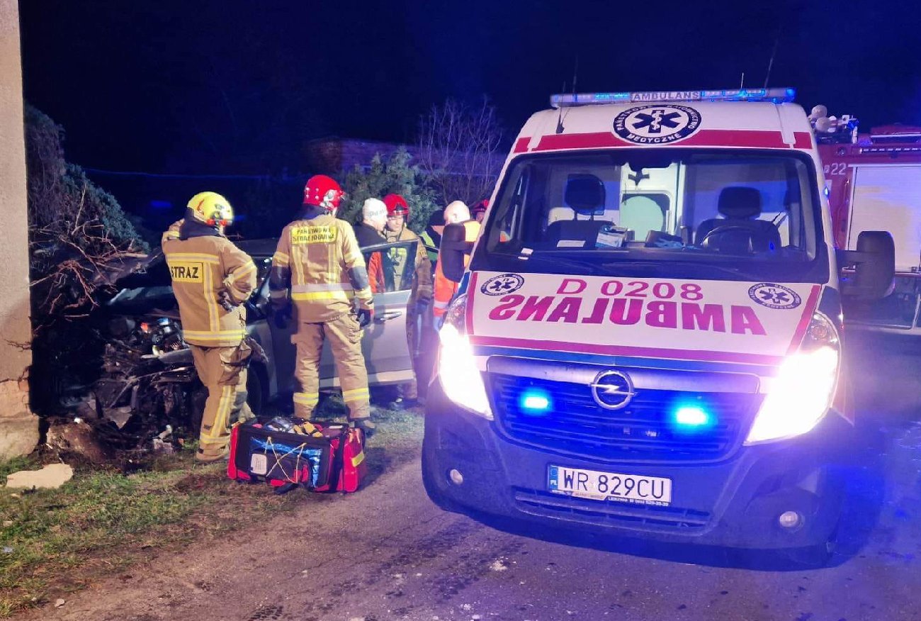 Ministrant ukradł księdzu auto. W trakcie kolędy wjechał prosto w dom