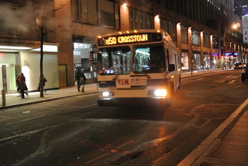 Najlepszym środkiem transportu jest oczywiście metro, które ma ponad 468 stacji i 26 linii, ale w Nowym Jorku nie brakuje też autobusów. Sporo z nich to auta hybrydowe.