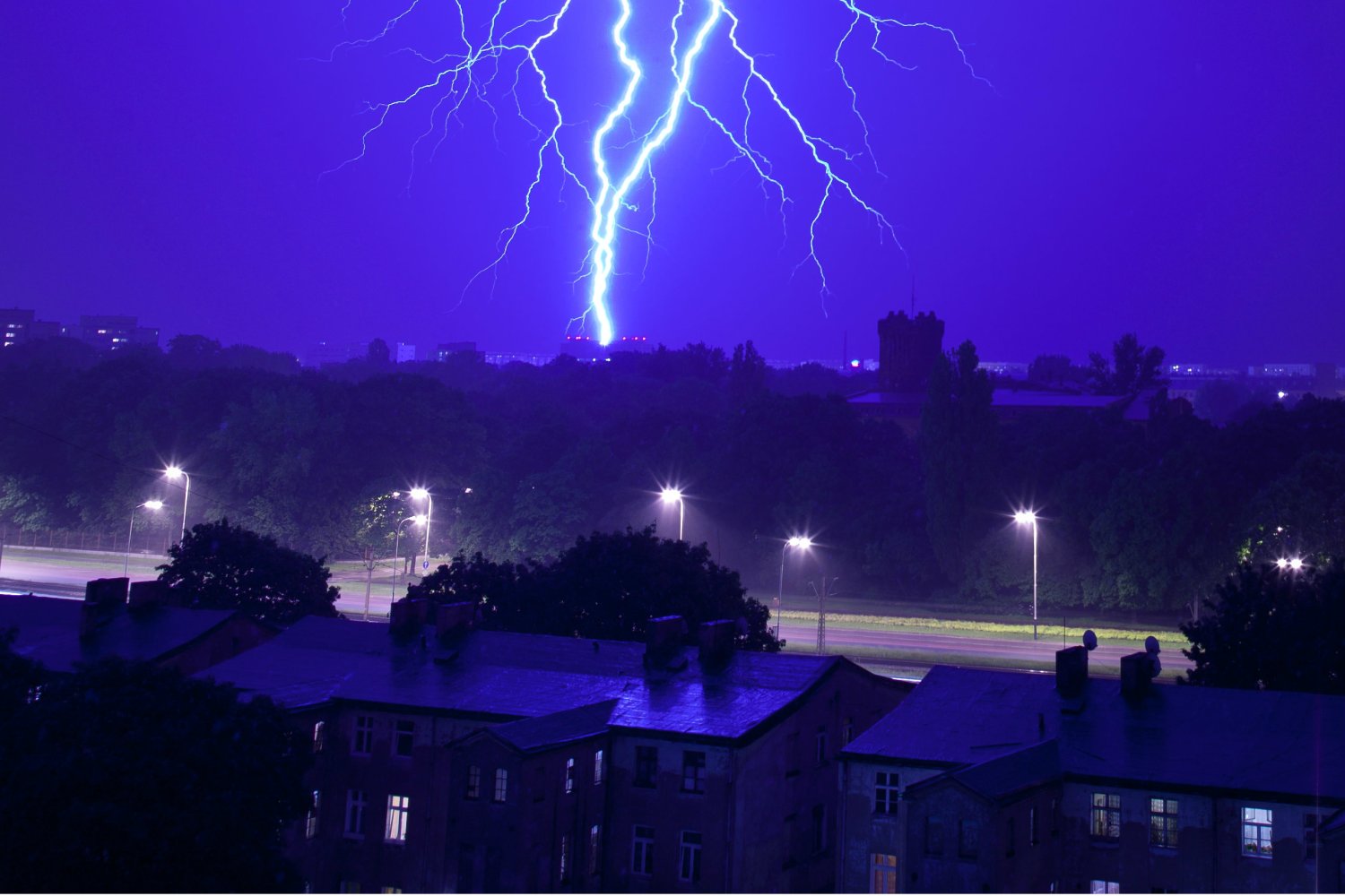 W piątkowe popołudnie w wybranych regionach kraju gwałtownie zmieni się pogoda.